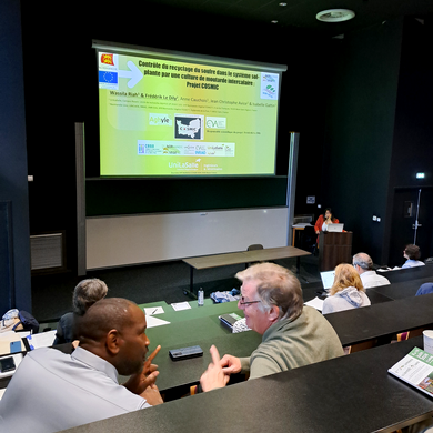 conférence de Wassila RIAH (AGHYLE UniLaSalle) - au premier plan, Eric NGUEMA-ONA (CMI Roullier) et Laurent QUILLET (GlycoMEV)