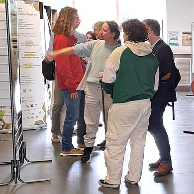 Anthony DELAUNE et Marc ROPITAUX devant le poster de Mathieu DESNOS au premier plan  (GlycoMEV)